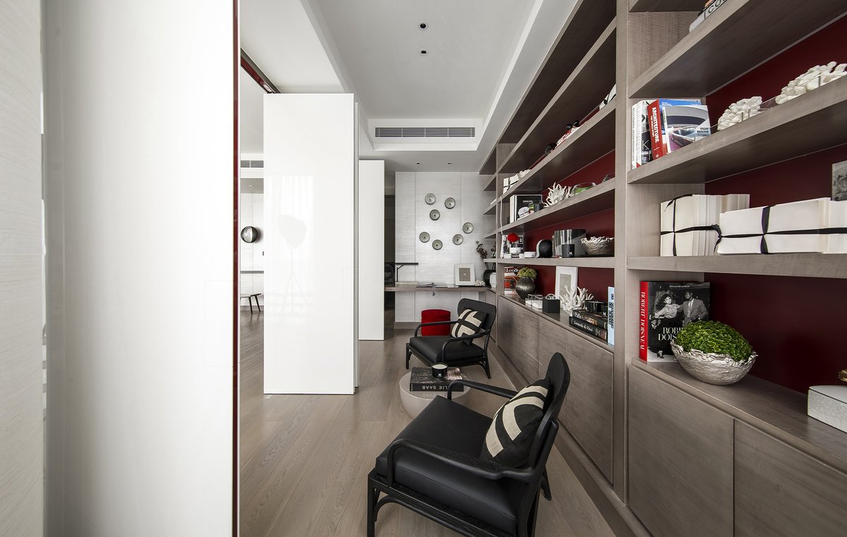 kellyhoppen's tweet photo. Pivot doors are one of our signature designs that never fail to make an impact. With the use of woods, layered textures, and detailed edges, they become artistic sculptures.

#PivotDoors #SignatureDesign #ArchitecturalDesign #LuxuryDesign #ModernInteriors https://t.co/ydJBOTzuCC