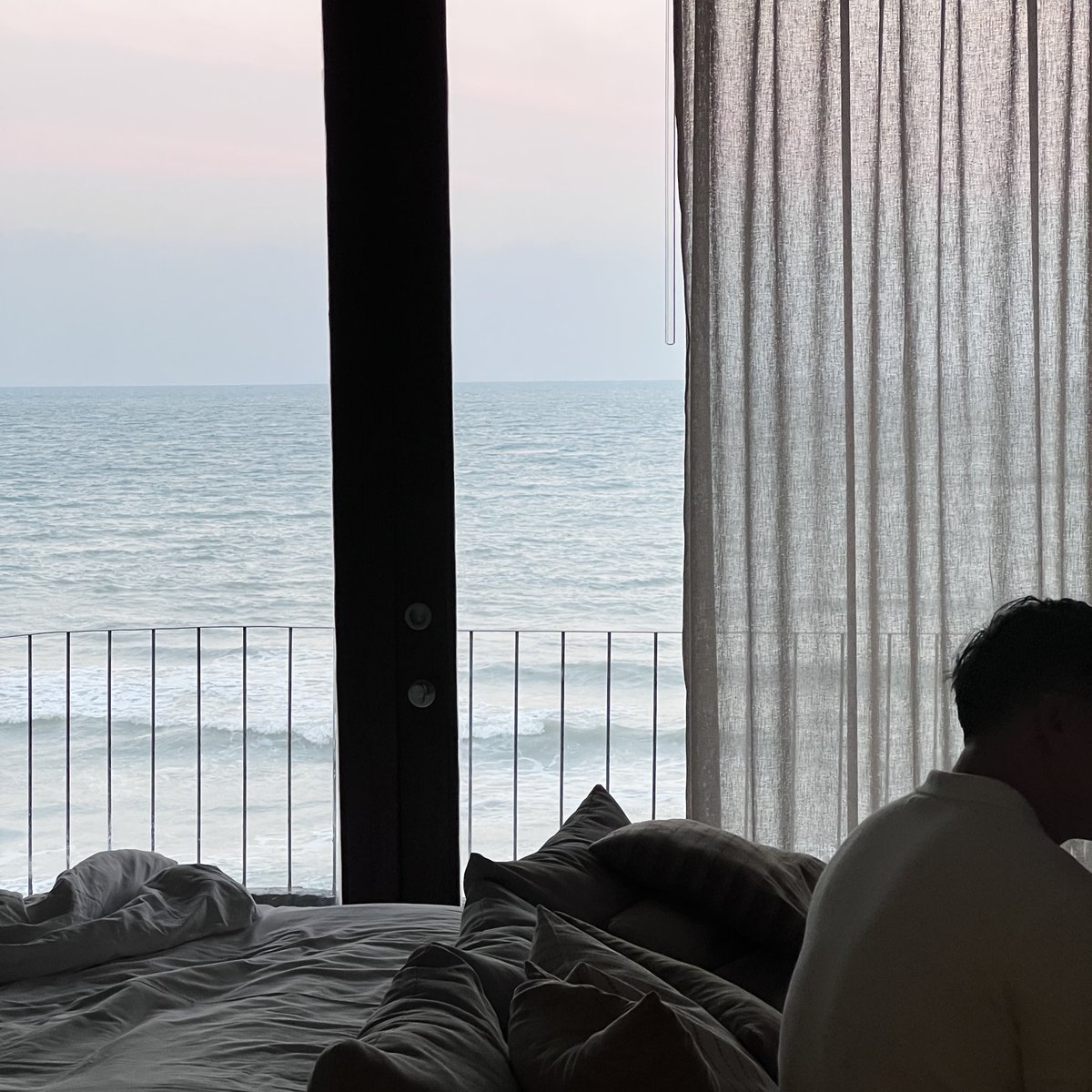 nchdaq's tweet photo. Chula beach khanom🌴🧉อีกที่พักที่เราไปแล้วรู้สึกว่าได้พักจริงๆ โคตรจะพีซฟูล สงบ ขนาดไปช่วงมรสุมยังไม่เสียดายเงินสักบาท ห้องติดหาดทุกห้อง เตียงดูดวิญญาณ โรแมนติกมาก ขนอมน่ารัก🌲🦀 https://t.co/CEipfgqRgx
