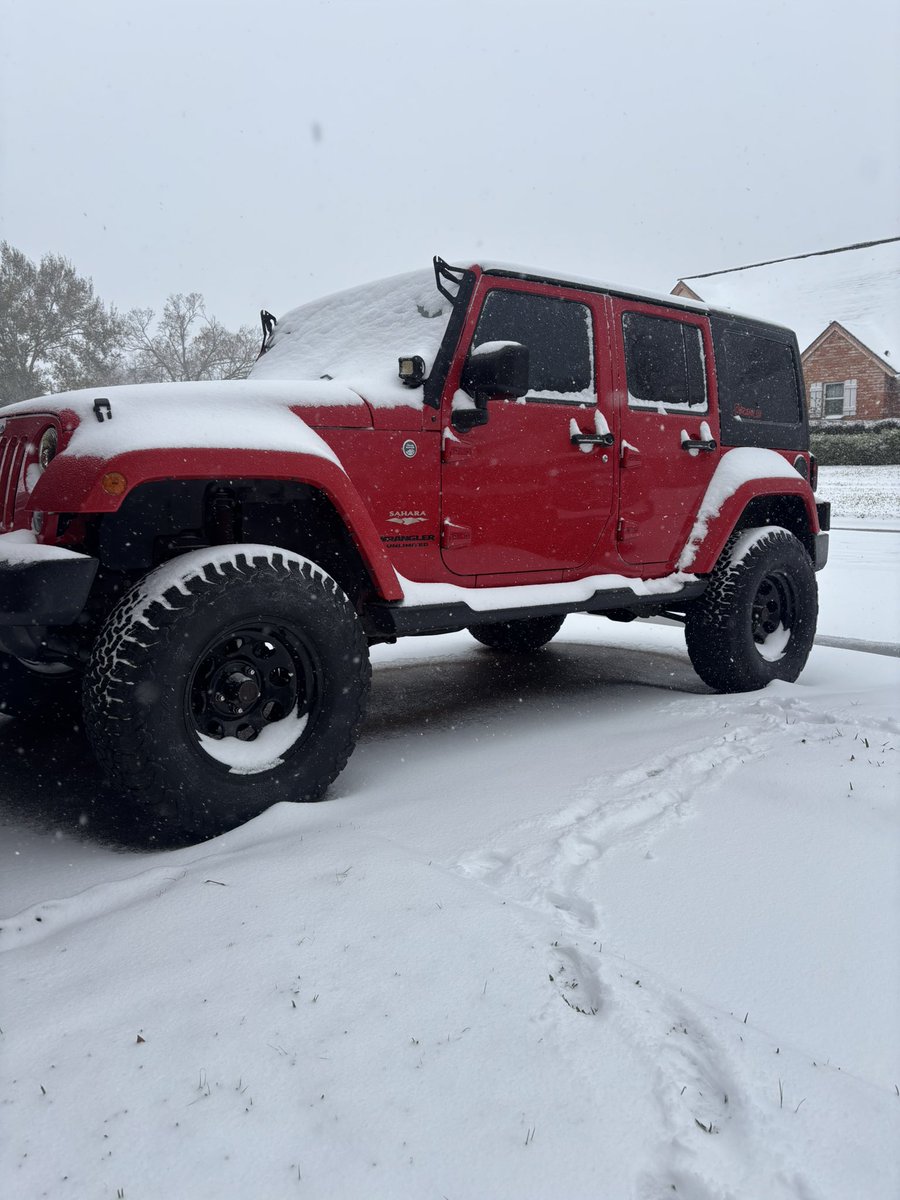 Snow on the sexy red❄️🍒