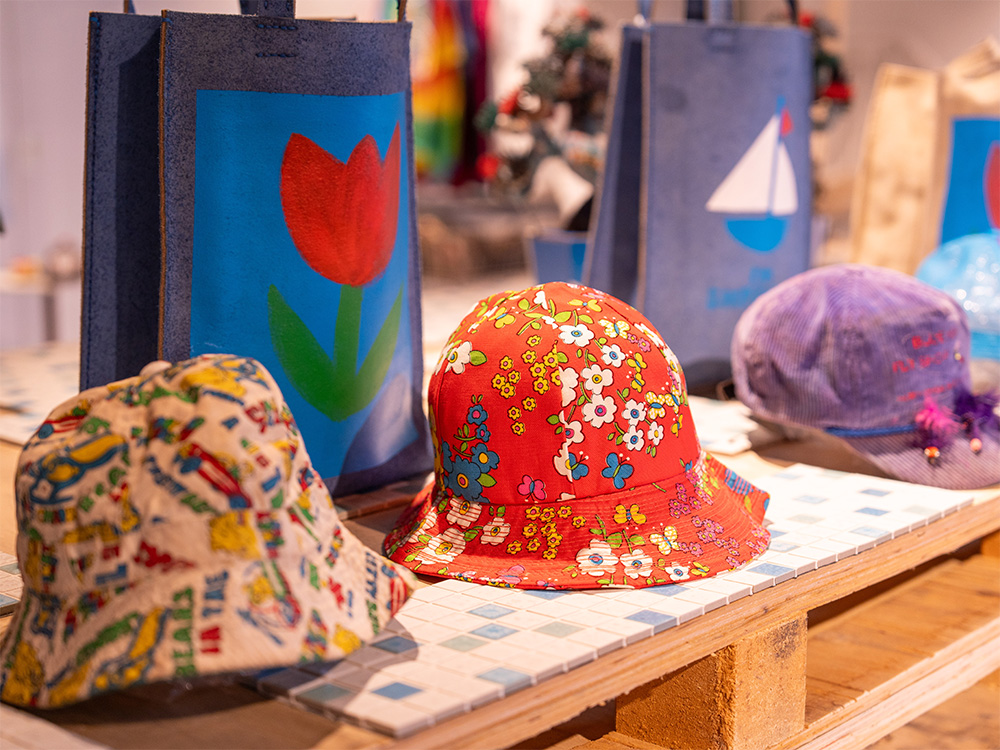 lothical_jp's tweet image. #SMASELL Sustainable Communeには、世界的に有名なデザイナー・ #ショーン・ウェザースプーン さんのヴィンテージアイテムが揃う「I’m shipshape」が常設！

国内唯一の常設店で、こだわりの一点物を見つけてみて。ヴィンテージ好きには必見のスポットです！

lothical.jp/spot/smasell/2…