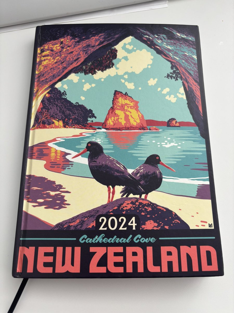 nemuiusagi_'s tweet photo. 【このシリーズの手帳探してます←】

NZ POSTでデザインどタイプで購入したんだけど、全てが完璧すぎてこれ以上のものがなくまだ2025年の手帳買えてない😂

•ハード表紙で書きやすくて下敷きにもなるのに軽い
•A4の紙を半分に折ってシワにならず運べるサイズ
•中身シンプル、日ごとの欄の量が絶妙 https://t.co/xb2ksxaVbz