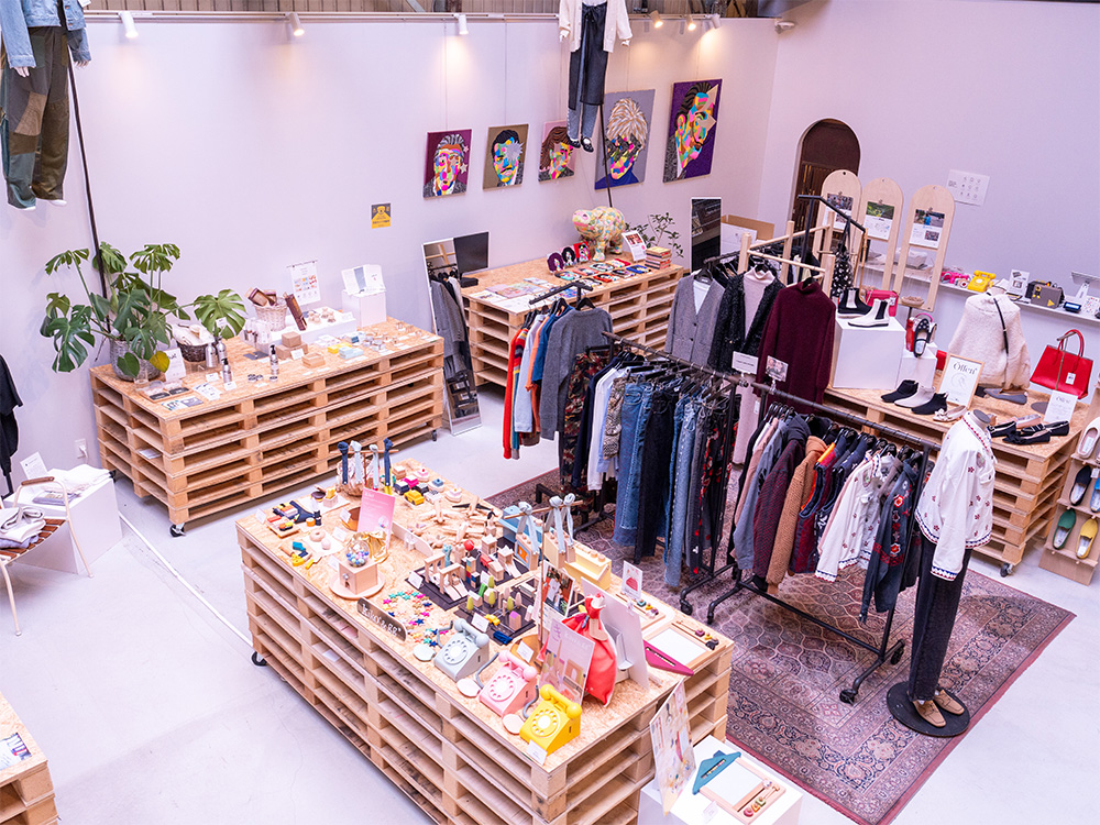 lothical_jp's tweet image. おいしい＆楽しいが詰まったサステナブルショッピングモール「SMASELL Sustainable Commune」

施設の一角を占める「SMASELL Store」は、オシャレでサステナブルな商品がずらりと並ぶセレクトショップです！

自然にサステナブルな体験ができる #SMASELL、ぜひ訪れてみて！

lothical.jp/spot/smasell/2…