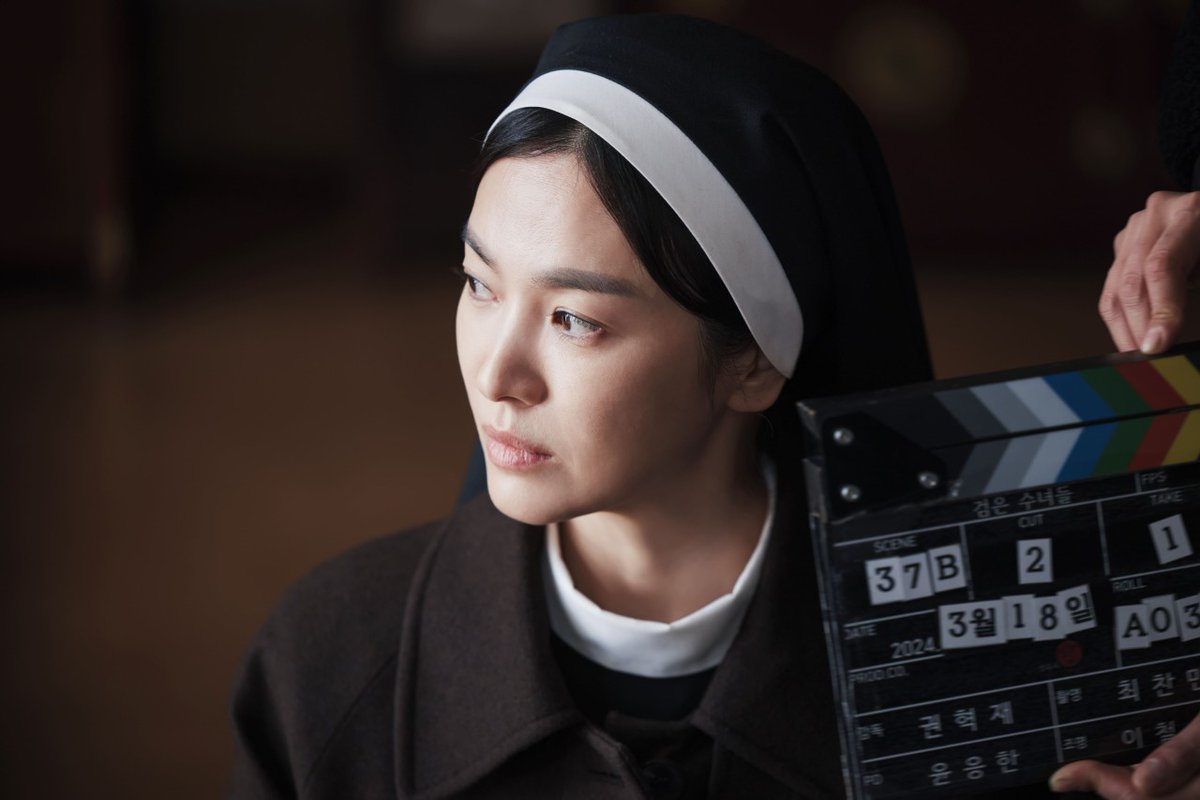 _farah87's tweet photo. Just as Sister Yunia breaks taboos in the film, #SongHyeKyo seems to have shattered her own acting taboos... #DarkNuns is a rewarding experience. Song Hye Kyo has added a new entry to her repertoire, and the memory of Dark Nuns now resides in the drawer of her career milestones. https://t.co/TJtecQ3zPW
