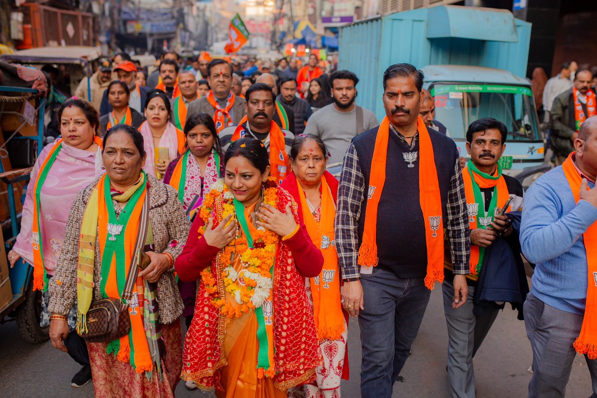 monikakalher's tweet photo. दिल्ली ने ठाना है 
आप- दा को भगाना है
भाजपा को लाना है । 

राष्ट्रीय अध्यक्ष @VanathiBJP अक्का की अध्यक्षता में तथा प्रदेश अध्यक्ष उत्तर प्रदेश महिला मोर्चा @geetashakyaUP दीदी की टीम में सदस्य होने के नाते दिल्ली में लगाए गए प्रवासी कार्यकर्ता के रूप में मटिया महल विधानसभा में प्रचार के कुछ विशेष पल। जनता ने दिखाया भाजपा पर अटूट विश्वास।

@blsanthosh @idharampalsingh 
#BJP4IND #BJP4Delhi