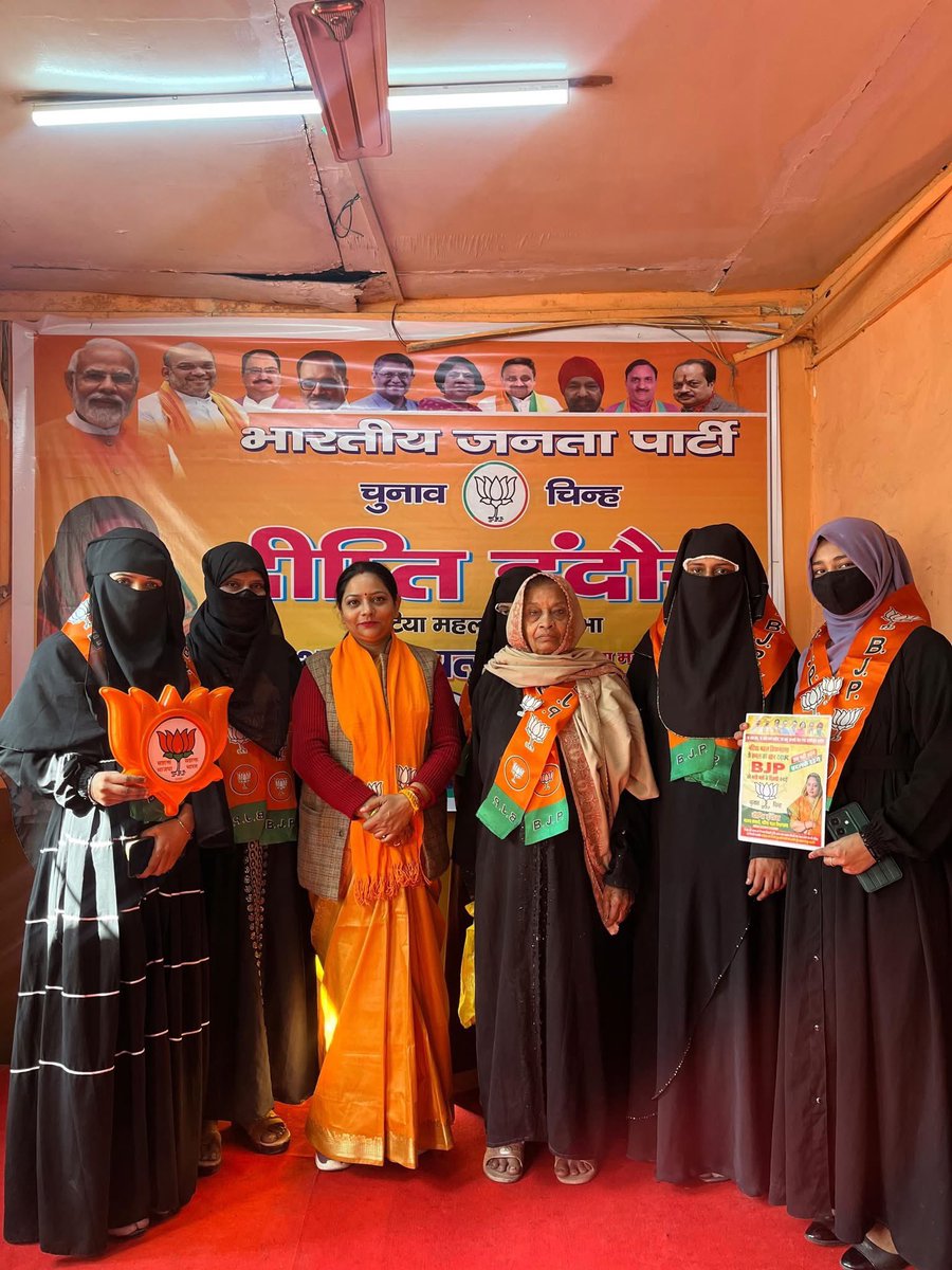 monikakalher's tweet photo. दिल्ली ने ठाना है 
आप- दा को भगाना है
भाजपा को लाना है । 

राष्ट्रीय अध्यक्ष @VanathiBJP अक्का की अध्यक्षता में तथा प्रदेश अध्यक्ष उत्तर प्रदेश महिला मोर्चा @geetashakyaUP दीदी की टीम में सदस्य होने के नाते दिल्ली में लगाए गए प्रवासी कार्यकर्ता के रूप में मटिया महल विधानसभा में प्रचार के कुछ विशेष पल। जनता ने दिखाया भाजपा पर अटूट विश्वास।

@blsanthosh @idharampalsingh 
#BJP4IND #BJP4Delhi
