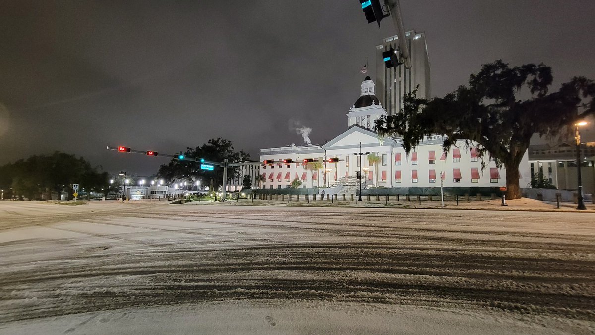 tropicalupdate's tweet photo. Tallahassee snow is really coming down. Getting some sleep. Curious how much falls by sunrise. https://t.co/415ZRE80n7