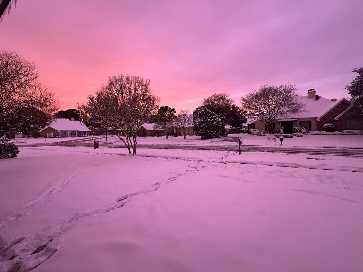 GeauxJonesGeaux's tweet photo. Snowy sunset in Baton Rouge https://t.co/Vlehe9UBDy