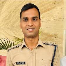 नाम : संतोष 
पद : DSP 
प्रदेश: मध्य प्रदेश 
काम : साल के बारह महीने केवल वीडियो बनाना , कैमरा मैन साथ लेकर चलना और उसमें ऑस्कर लेवल की एक्टिंग करना ।