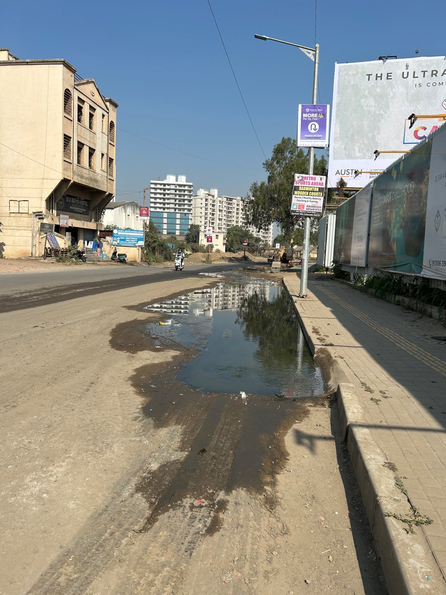 tsidharam's tweet photo. @PCMCSarathi @shekhardalal 
Drainage is overflowing since week on the Tathawade Bhumkar chowk road near Austin Yana site.  Please take necessary action
@pcmcindiagovin https://t.co/ePaWOkvxjA