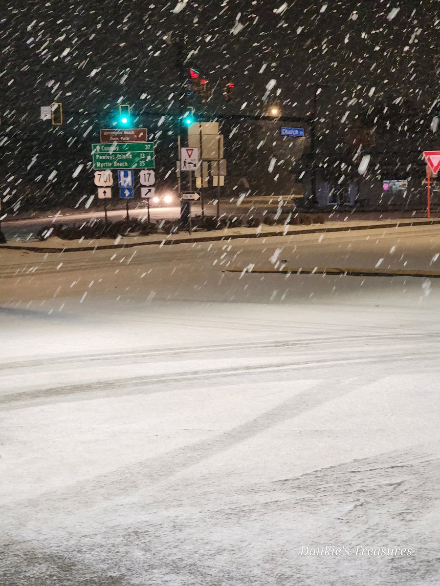 DanielLambert's tweet photo. Wife's first snow https://t.co/ELx2WunOVE