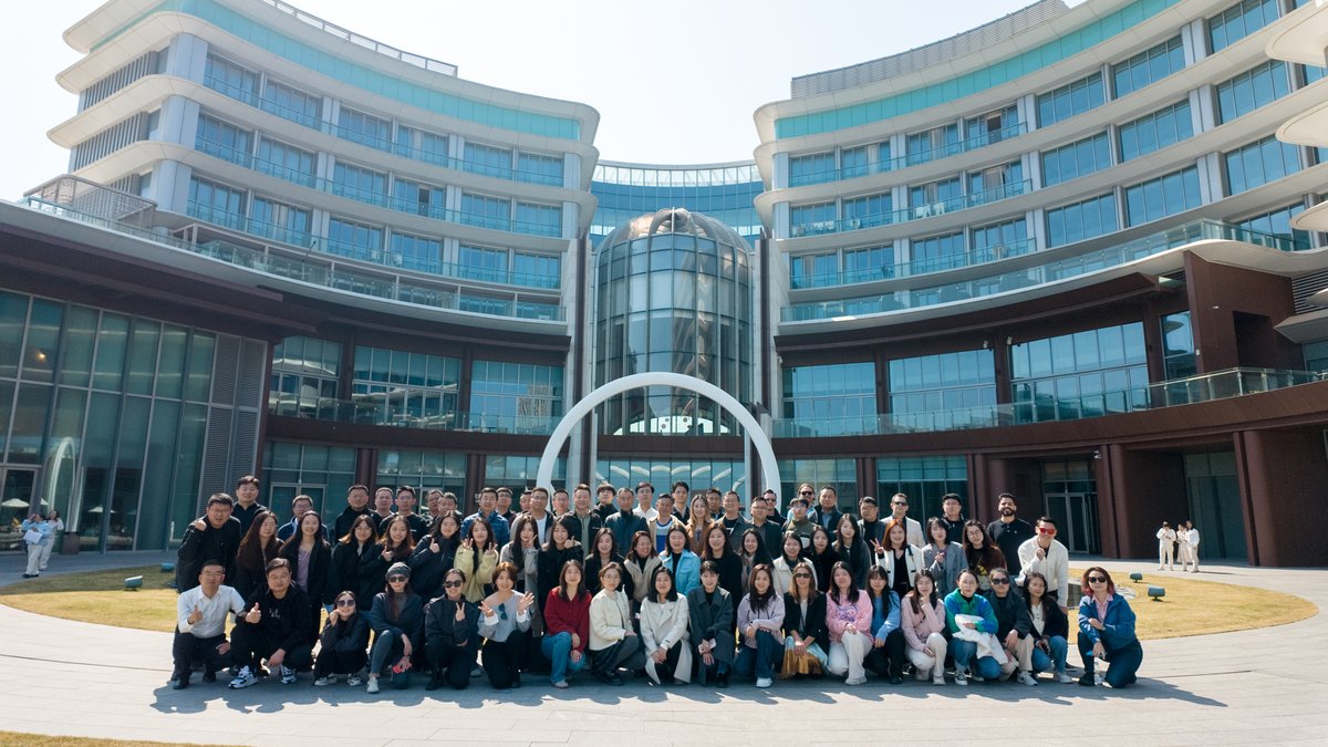 On the sunny and vibrant Dong'ao Island, our Sales &amp; Marketing Center recently wrapped up its annual meeting, where they recognized the achievements, gains, and contributions of the past year.

It's nice to have all the members together again. Here's to an even more successful