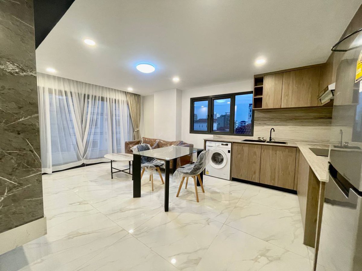 🛏️ Apartment 𝐅𝐎𝐑 𝐑𝐄𝐍𝐓 | 📍 Toul Tom Pong Area. 
📍 𝐏𝐡𝐧𝐨𝐦 𝐏𝐞𝐧𝐡 - 1 minute from Russian Market. 
🔊 Now available 1 bedrooms
💰 600$/ month
✅ Service included: 
* Management Fee 
* Internet FiWi
* Cable TV 
* Rooftop pool 
* Gym
📥 Telegram: t.me/SeyhaSP