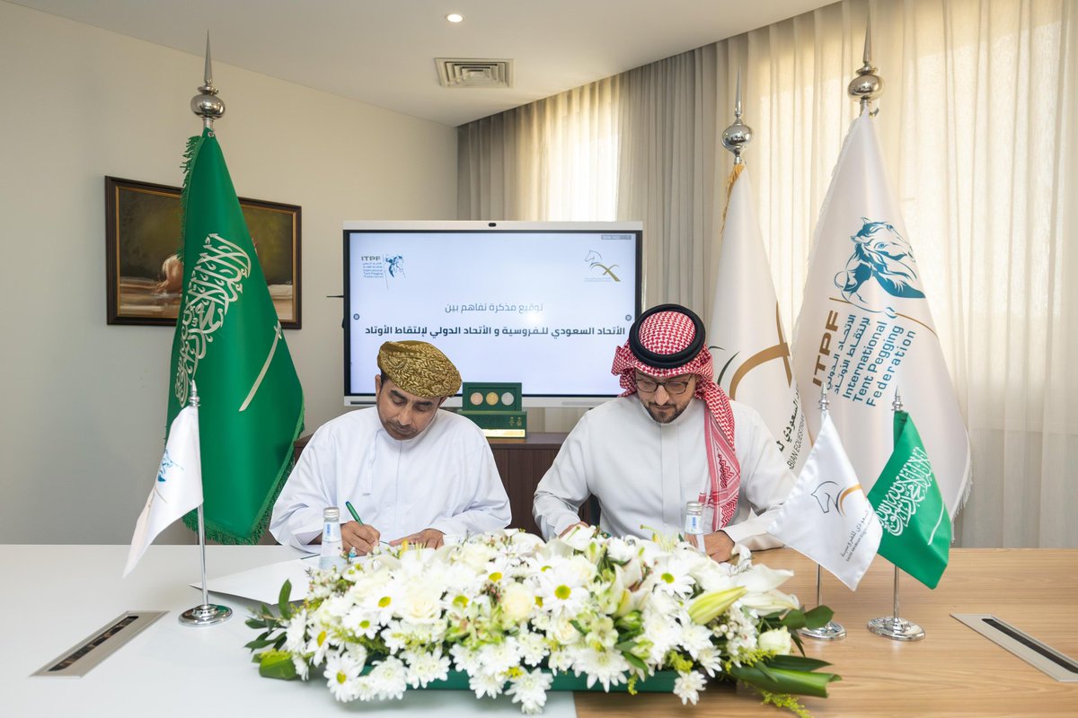 Itpf_info's tweet photo. Sheikh Mohammed Al-Fayrouz President of ITPF, signs two memorandums of cooperation with His Highness Prince Abdullah bin Fahd Al Saud President of the SEF andPresident of the Arab Equestrian Federation to enhance cooperation in the sport of tent pegging at both the local and Arab https://t.co/j5777W5SnT