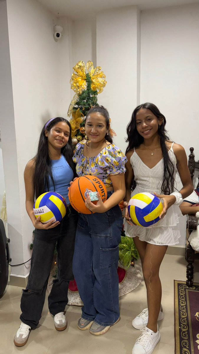 FThorizontes's tweet photo. Nuestros niños voluntarios son el corazón de la Fundación. Su alegría y compromiso hacen de cada actividad algo especial. En una integración navideña, agradecimos su dedicación con pequeños obsequios. ¡Esperamos seguir contando con su apoyo en 2025 y transformar corazones juntos! https://t.co/wEQVGuoO50