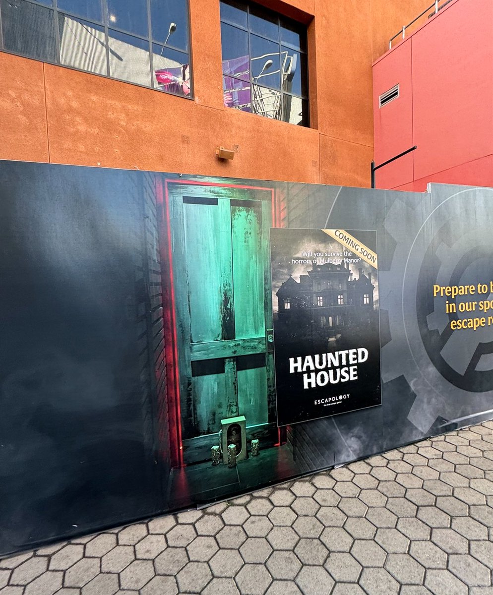TommytoonWorld's tweet photo. Escapology on City Walk seems like it will pay off! Especially rotating through different Escape Rooms. My TOP picks: Batman, Scooby Do, Haunted House, Lost City &amp; Who Stole Mona #escapology #universalstudios #citywalk https://t.co/jf3ChwFat8