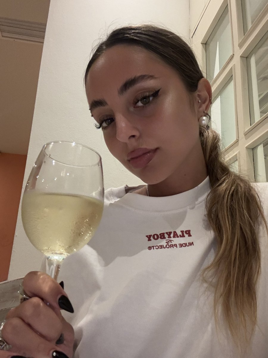 wattersanyi's tweet photo. me sirvieron vino blanco que se prepare el que me gusta y de paso que vaya silenciado las notificaciones https://t.co/OIjawFIjJ4