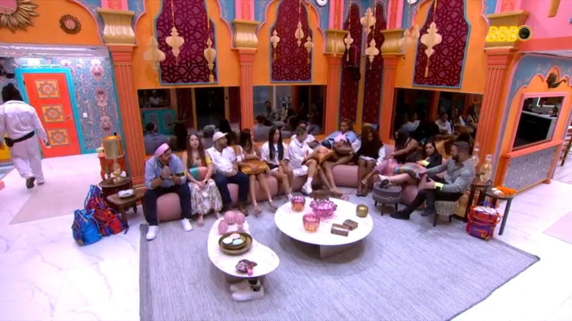 CentralEvaP's tweet photo. Evinha já está pronta e à espera do ao vivo. 

Hoje é noite de eliminação, quem vocês querem que saia? 

📸 | Reprodução globoplay
#TeamBallet | #BBB25 | @evapachecod https://t.co/9lqsOPkSF8