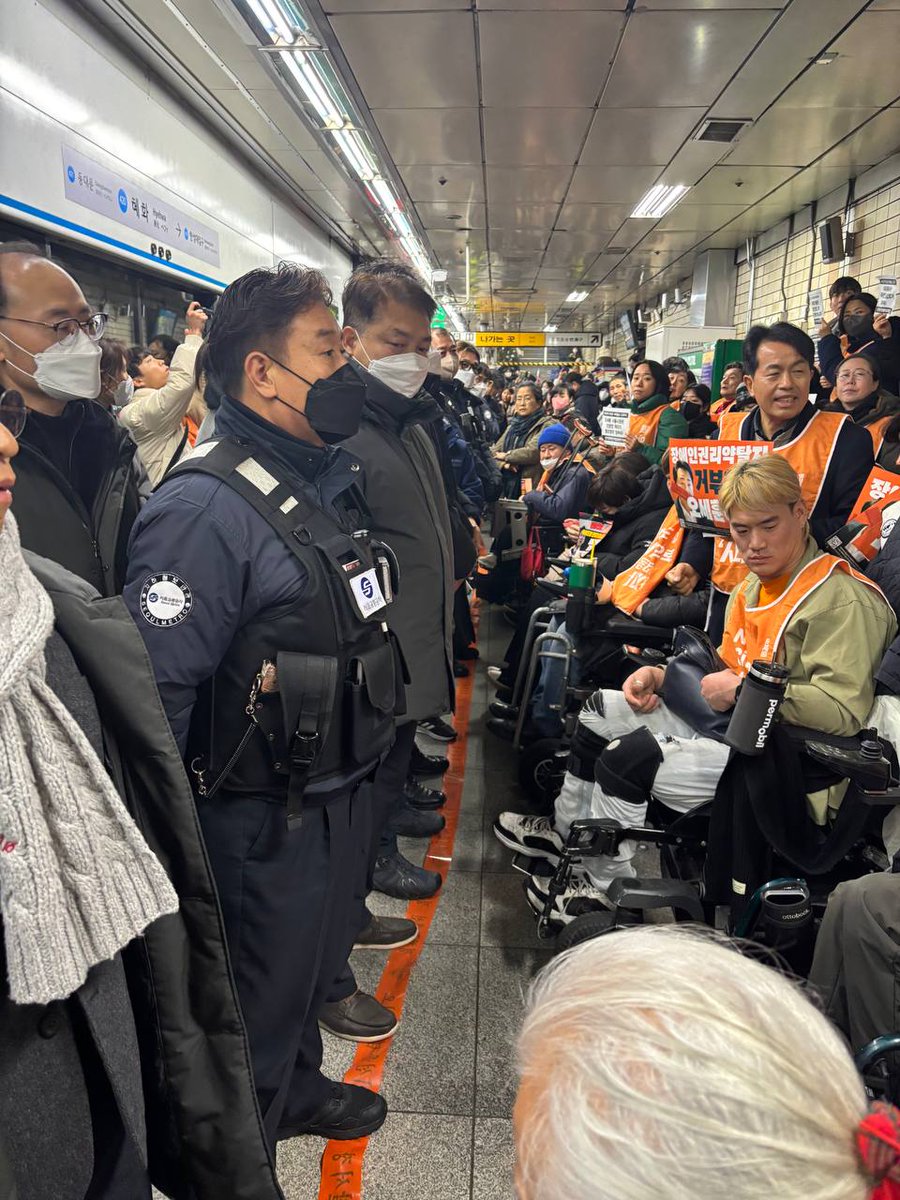 방패 대신 경찰통제선 들고 있던 경찰통제선을 바닥으로 내렸습니다. 평화적 집회를 하겠다고 항의했습니다. 

24주기 집회가 제대로 보장되도록 함께하겠습니다.