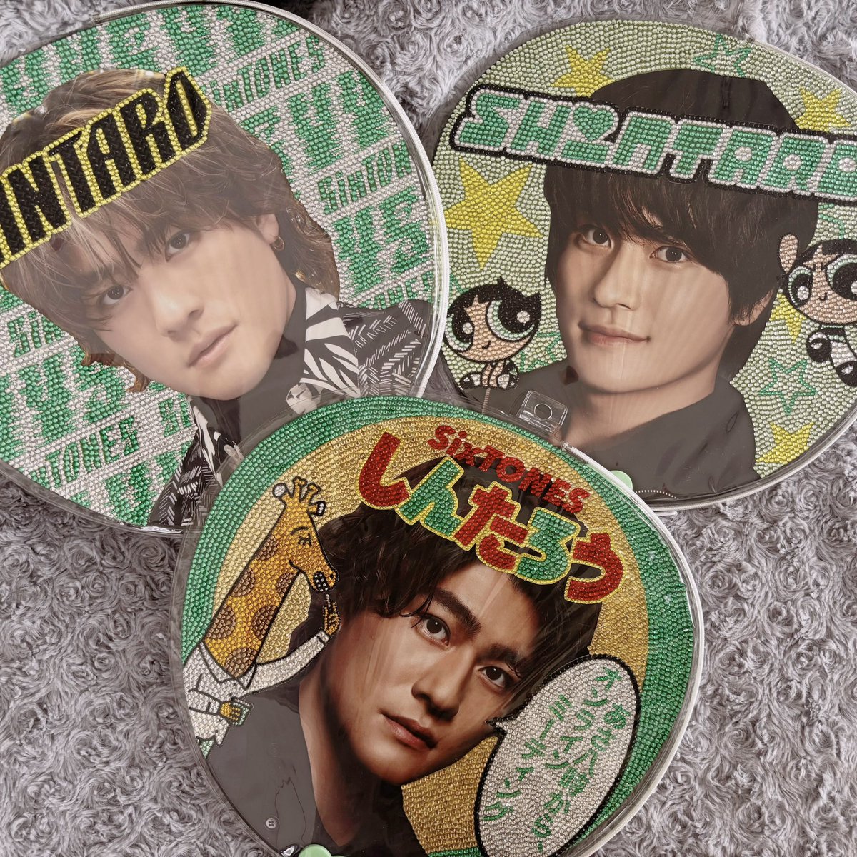 _____rn07's tweet photo. デコうちわ、冷静に考えてこの量重いです🥹🥹🥹
1枚に関しては両面やってて、我ながら頭おかしいと思う🤔
#SixTONES_YONGOLD https://t.co/Ti9asDYnMk