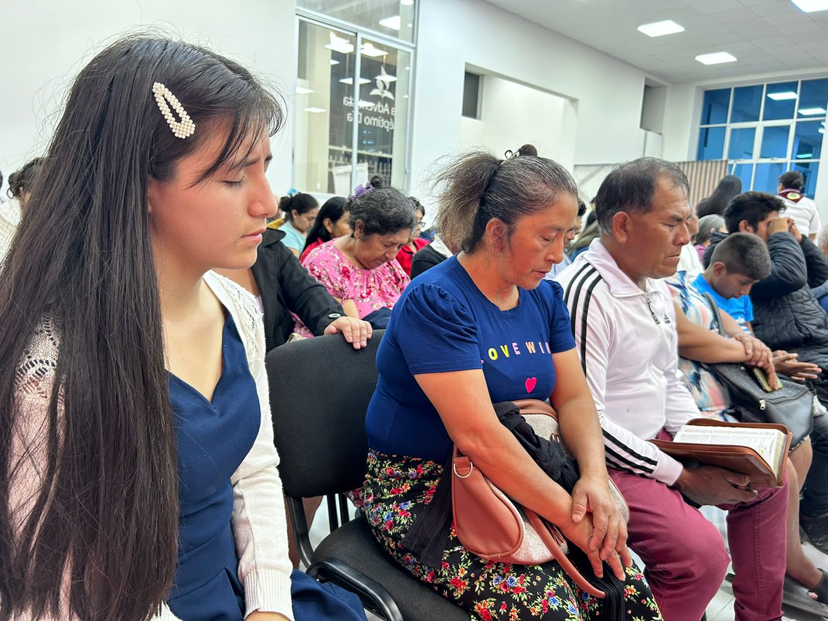 🙏✨ Momentos de oración: nos unimos como iglesia para clamar por el derramamiento del Espíritu Santo 🕊️🔥. Que Su presencia renueve, guíe y fortalezca nuestra fe. 💒🌟#ClamorPorElEspírituSanto