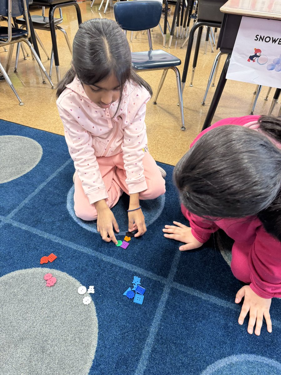 Today we learned how to collect data by sorting buttons! We grouped them based on their color, shape or size! <a href="/SEM_Dalers/">SEM Dalers</a>