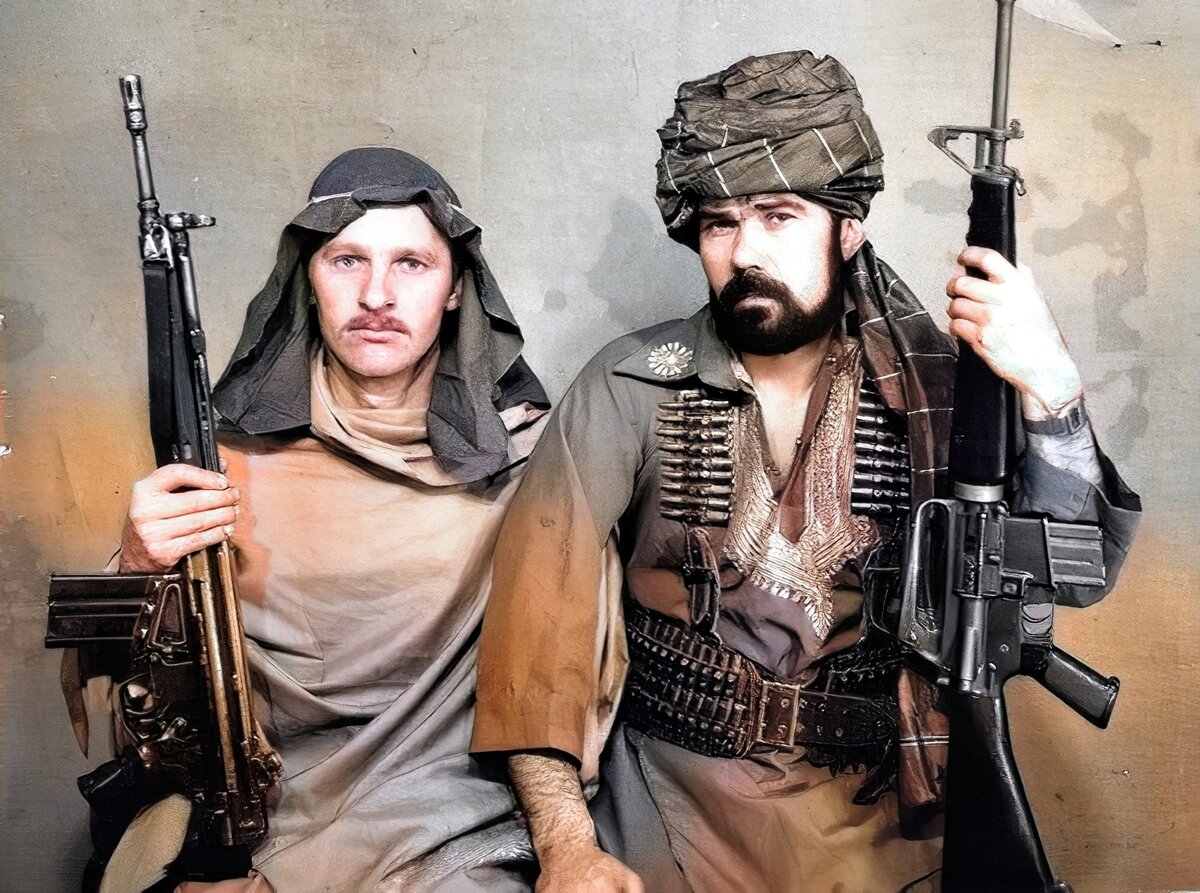 RWWReborn's tweet photo. Pasukan khusus Uni Soviet saat menyamar menjadi mujahidin Afghanistan ketika dulu mereka berperang. Mereka pastinya Spetsnaz, mungkin GRU, dan bersenjatakan Colt M16A1 buatan Amerika Serikat dan H&amp;K G3A4 buatan Jerman (atau lisensi POF buatan Pakistan), jelas sangat menarik. https://t.co/KqQoOMJTSP