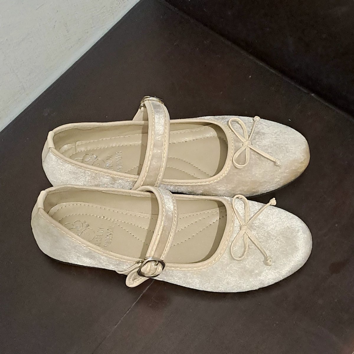 cottoncloudyx's tweet photo. --- Carla Mary Jane Flat Shoes 

aku mau rekomendasi flatshoes yang gemas nan cantik ini. bahan sepatunya velvet synthetic leather jadi beri kesan elegan. ada detail pita yang bikin tambah manis. nyaman dipakai dan ada beberapa pilihan warna! ini yg cream

https://t.co/4GBdkaKdRZ https://t.co/4hFes7zQCg
