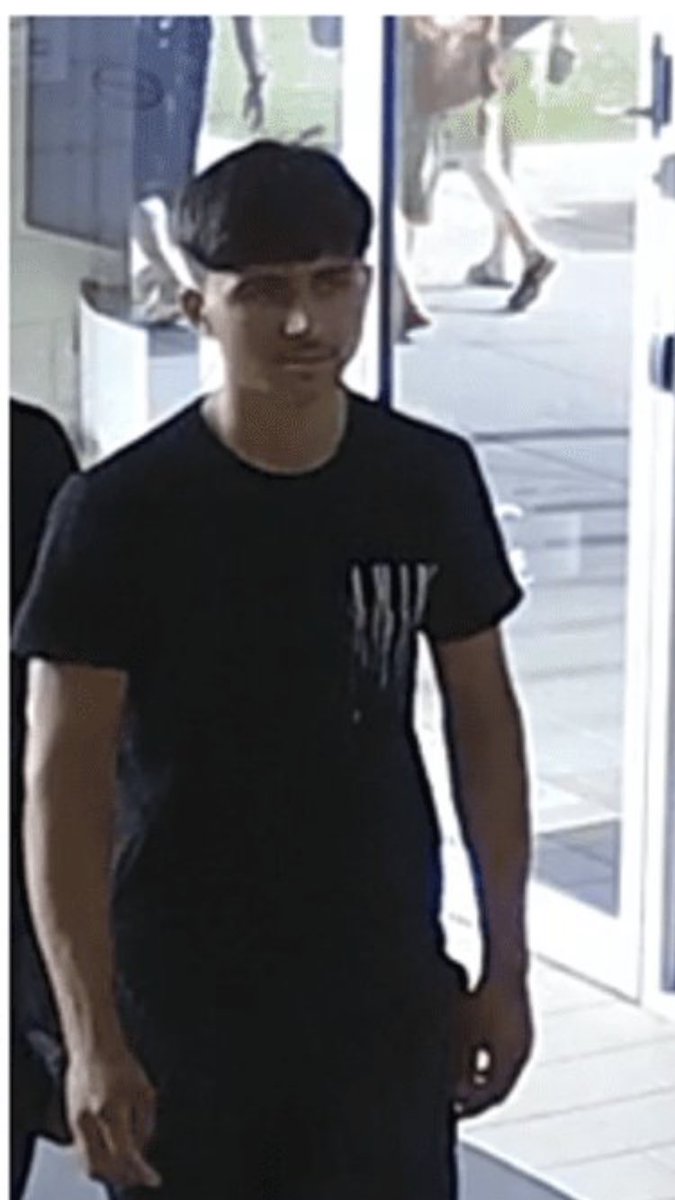 DianneF70877261's tweet photo. WANTED by Narre Warren Police, Melbourne for bashing an Aussie https://t.co/iXFpsFLq24