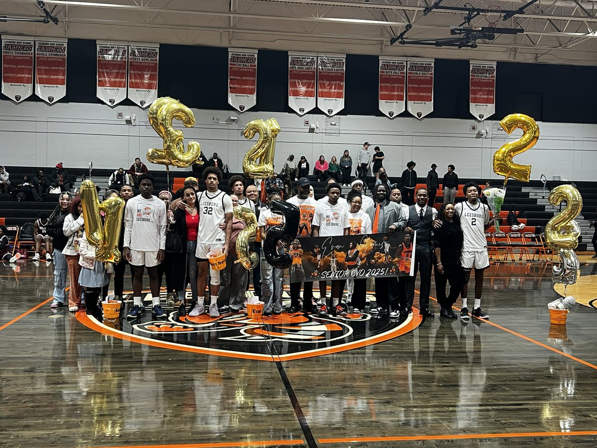 bostonHEY22's tweet photo. Going to miss this group for sure! #Seniors #AlwaysAJacket https://t.co/c9sPH5AECv
