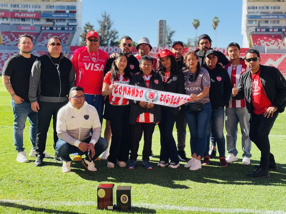 comando_necaxa's tweet photo. Emotivo homenaje para nuestro amigo Manuel y su señor padre que se nos adelantaron en el camino pero su legado perdura para siempre con la banda del comando rojiblanco!!!!

Gracias por todo ese amor incondicional a nuestro querido club Necaxa!!!

Hasta Siempre!!!

#COMANDO https://t.co/j5U1zNoNQH