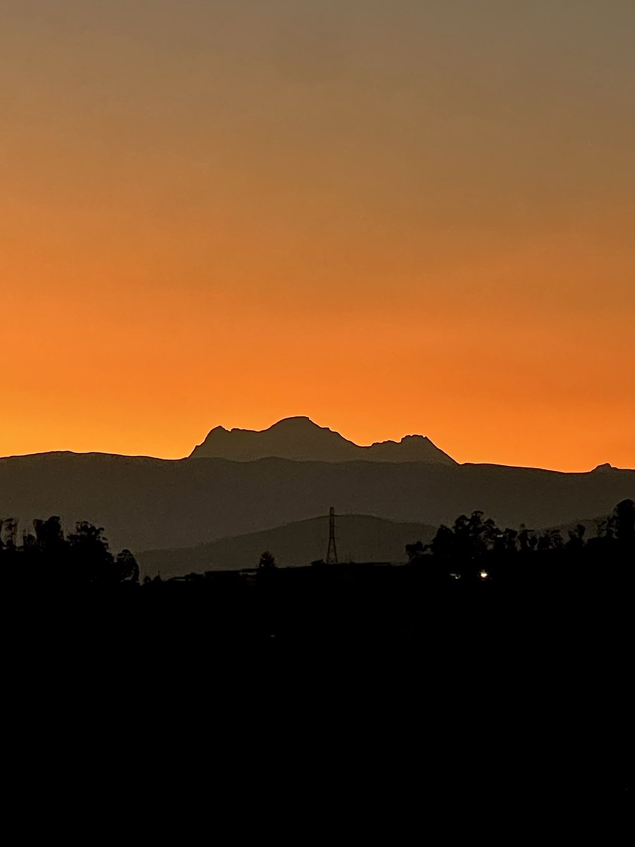 jpmoralesviteri's tweet photo. Cielo de #Quito de las 05:58.

1. La silueta del Antisana
2. La silueta del Cayambe
3. Amanecer sobre el valle de #Tumbaco, con las siluetas del #Antisana y el #Cayambe en el horizonte naranja.

#nohaycielocomoeldeQuito https://t.co/CjjuA5riGF