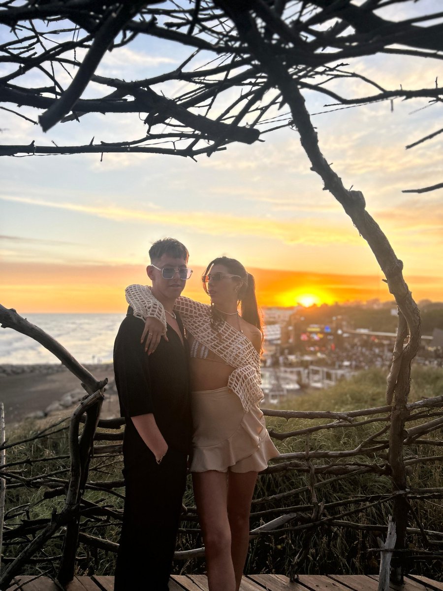 phagusgonzalez's tweet photo. Propuesta de noviazgo con la apuesta de sol de fondo.. 10/10 💘🥹✨ https://t.co/E3tfRCMgFv