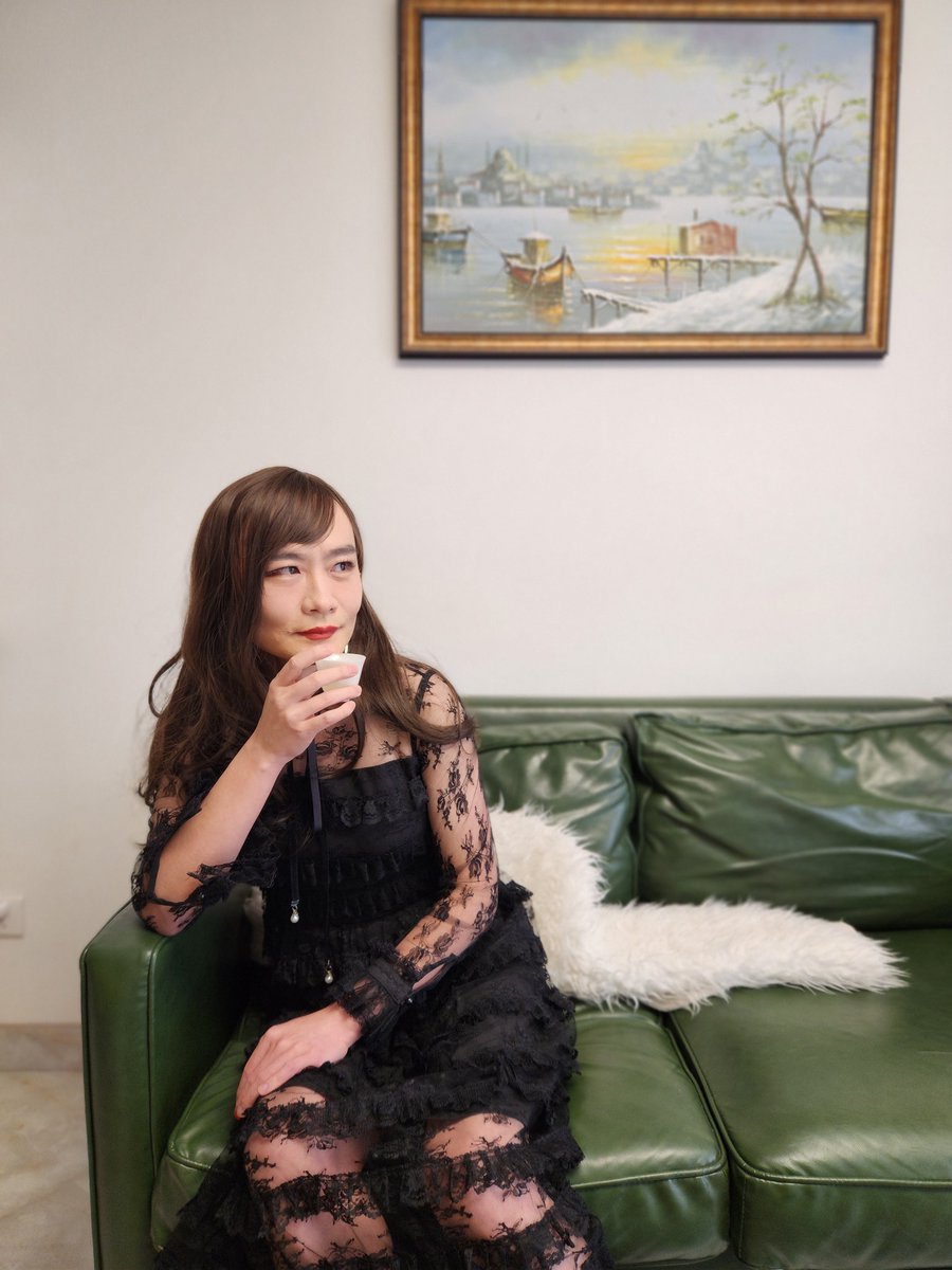 在朋友家喝茶，才知道在普通场景下普通人视角里是这个样子，像个戴假发的变态男人😂，这是几十张照片中唯一能看的了。