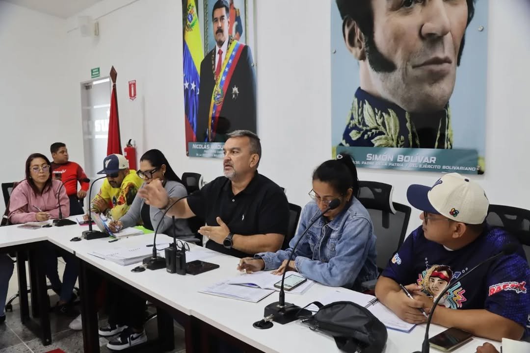 En reunión del Equipo Político Municipal del PSUV y la JPSUV afinando detalles de organización de cara a la Consulta Popular Nacional del próximo 2 de febrero 🗳️🇻🇪 

Nicolás Maduro, Primitivo Cedeño y Rafael Torrealba  seguimos fortaleciendo el Poder Popular ✌🏻