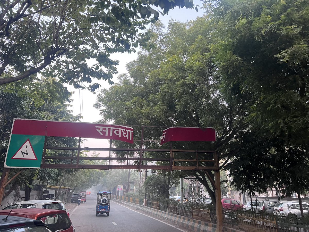 Sec50Antriksh's tweet photo. Big sign board opposite overseas apartment in sector 50 is hanging precariously. It can fall anytime and result in severe injury for the passerby. 

Requesting the @noida_authority to please help fix it or remove it. 
@dmgbnagar @CeoNoida @noidapolice https://t.co/OpVqP2vNyJ