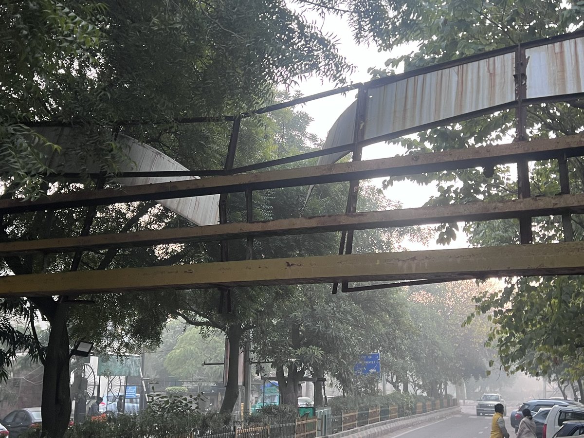 Sec50Antriksh's tweet photo. Big sign board opposite overseas apartment in sector 50 is hanging precariously. It can fall anytime and result in severe injury for the passerby. 

Requesting the @noida_authority to please help fix it or remove it. 
@dmgbnagar @CeoNoida @noidapolice https://t.co/OpVqP2vNyJ