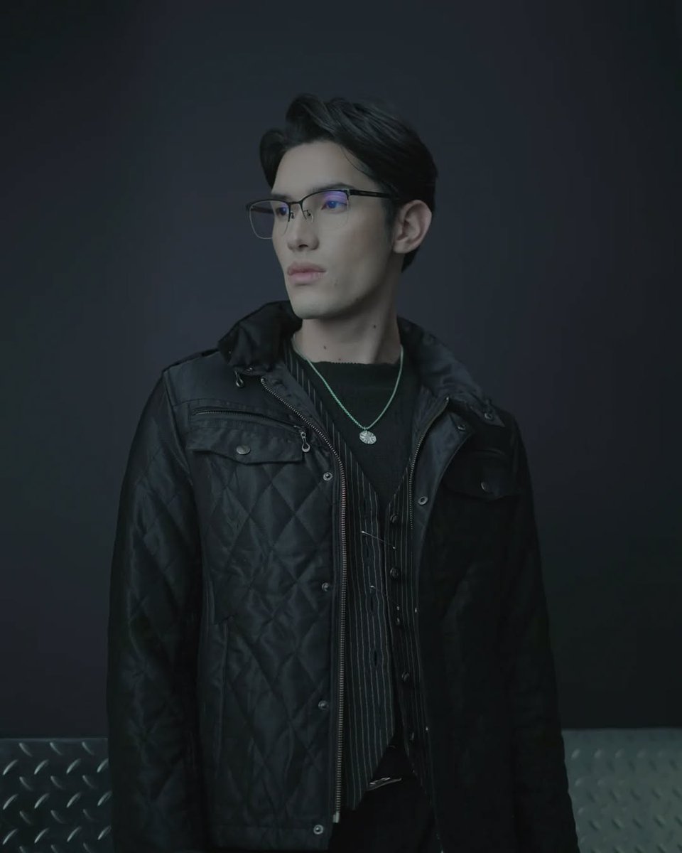 Shinjuku, bagian Tokyo yang tak pernah tidur, memadukan hiruk-pikuk kota dengan pesona futuristik yang tak pernah habis untuk dieksplorasi. Dari pencakar langit yang megah hingga nuansa malam yang memikat, setiap sudutnya menawarkan cerita baru untuk setiap kita.

Temukan gaya