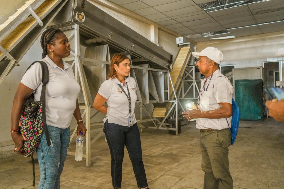 MejiaPinerez's tweet photo. El 25% de la población del litoral Pacífico colombiano depende de la pesca y sus actividades conexas. En el distrito de Buenaventura 3500 hombres y 1500 mujeres dependen de esta actividad de forma directa! Muelle 13 debe ser manejado por los pescadores @petrogustavo https://t.co/gyy397ggLz