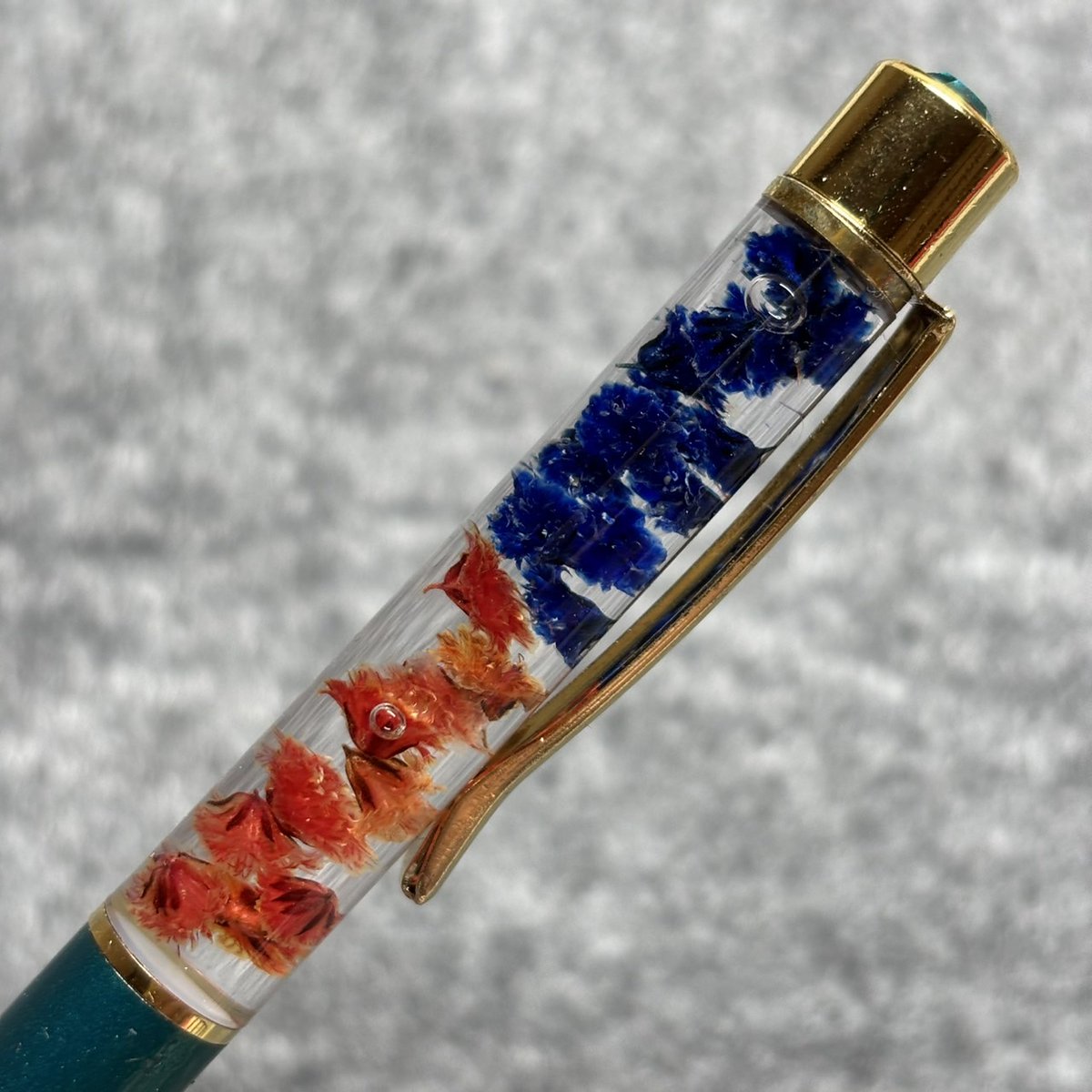 le_premier_pas_'s tweet photo. ドライ加工したかすみ草が２色入っています。全体的にシックなイメージのデザインで、男性の方にもぴったりですね。 https://t.co/tjLPBfB2x3