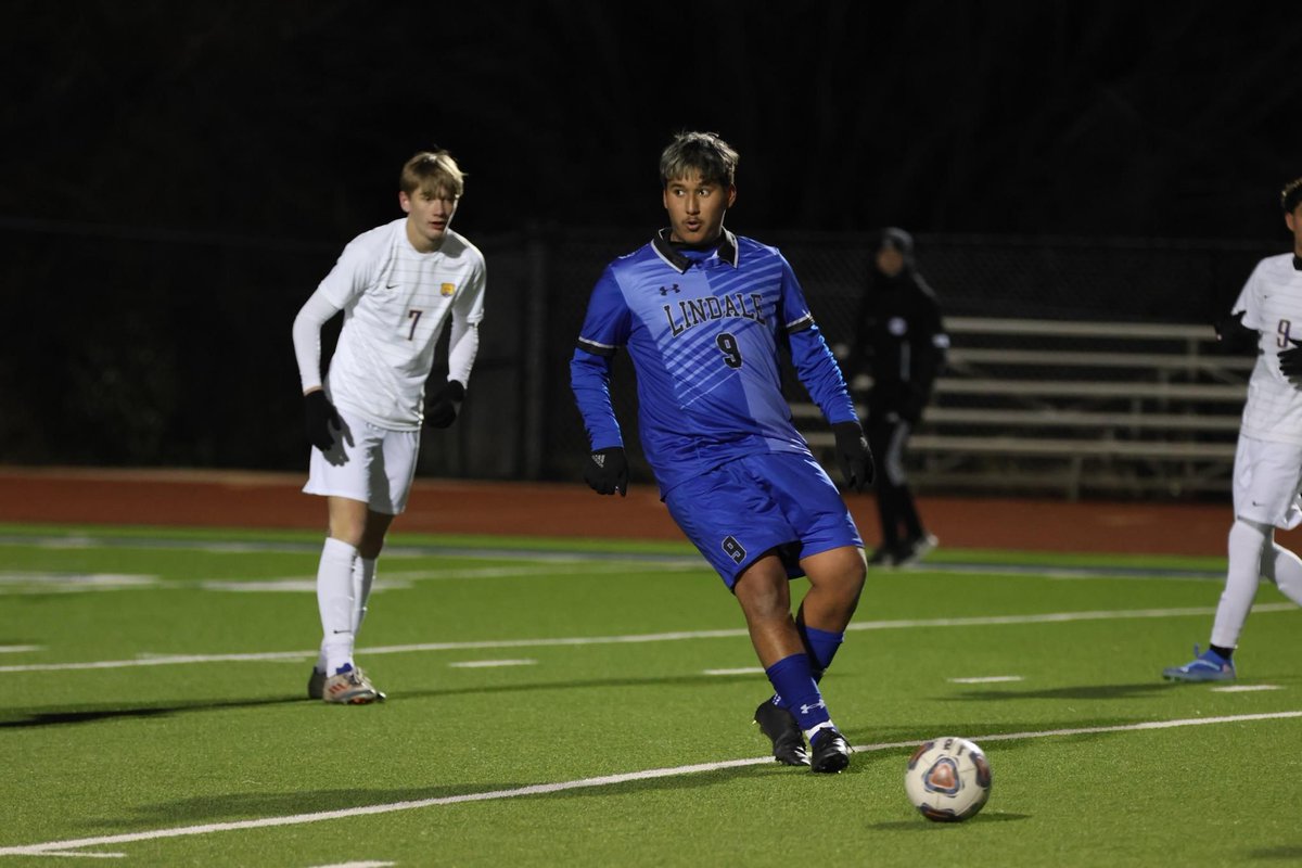 Senior Alejandro Cardoza passes the ball to his teammate. The Lindale Eagles defeat the Brownsboro Bears 7-1. 📸Maria R.