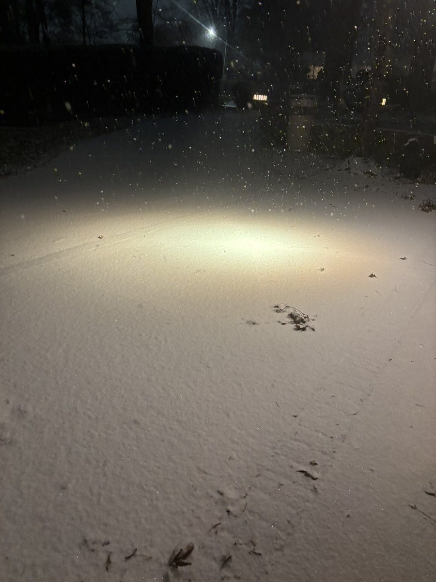Why has WCPSS not made a school closing decision? Many school districts announced hours ago. Parents &amp; teachers need to make plans. It has been snowing for over an hour in Raleigh. <a href="/WCPSS/">Wake County Public School System</a>