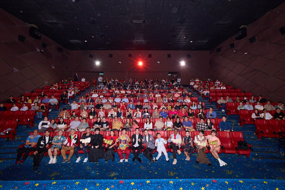 GSCinemas's tweet photo. #BloomsOfHappiness Gala premiered at GSC Mid Valley Megamall with a bang! 🥳🎬 Director #RyonLee, #JYTeng, and stars #Aniu, #VivienneOnn #YuanTeng, #SteveYap, #MeekiNg, #ElaineWong, #KKWong, and #Henn celebrated with fans, creating an amazing atmosphere! 🧧🧨🎉
Catch #BloomsOfHappiness on 28 Jan at GSC! ❤️🌸🍿