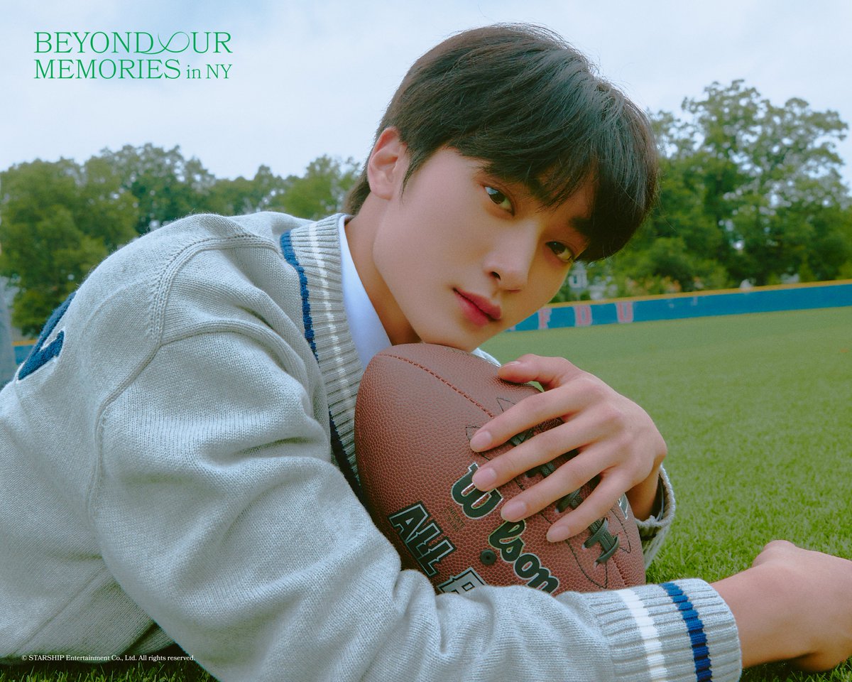 [📢]
CRAVITY PHOTO BOOK 
<BEYOND OUR MEMORIES in NY>
⠀
CONCEPT PHOTO
⠀
🌟 예약판매 일정 : 2025. 1. 23 11AM (KST)
⠀
#CRAVITY #크래비티
#태영 #TAEYOUNG