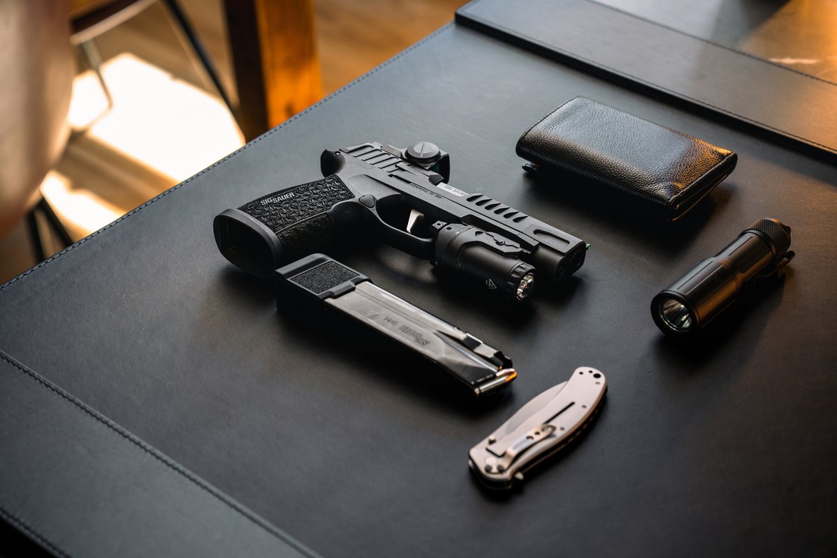 sigsauerinc's tweet photo. The performance of a full-size meshes with the everyday concealability of a compact- The P365 FUSE💪 https://t.co/OiDBqs2PzT