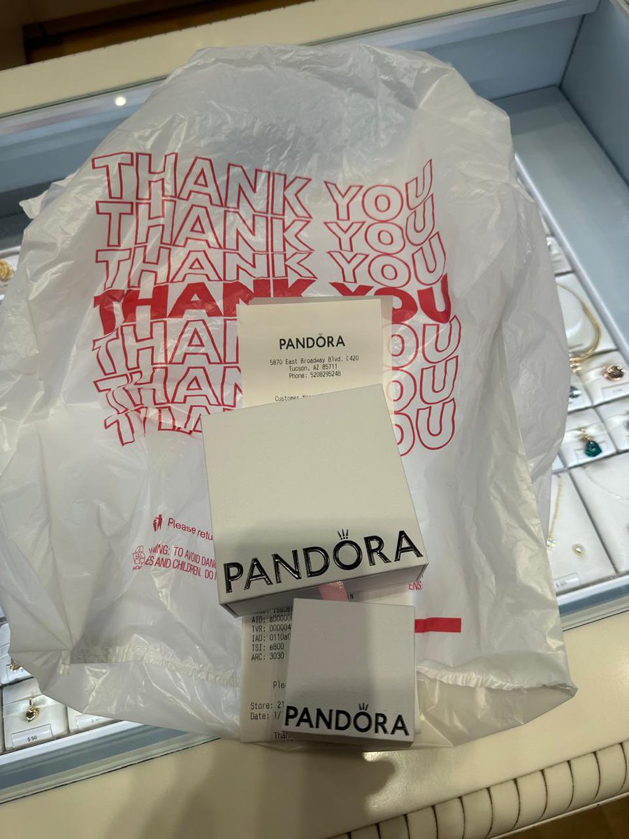 Paudug's tweet photo. A week ago my mom was really excited of buying a gift at @PANDORA_NA but after paying, the merchandise was given in a basic plastic thank you bag. The vendor didn’t offered any other option and even she wanted to charge $5 usd for a pandora box. 1/2 https://t.co/UDzjgUMP65