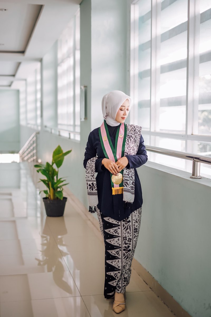 buat kalian yang sedang nyari fotografer buat mengabadikan momen wisuda kalian bisa nih hubungi kami. untuk foto wisuda nya nanti outdoor dan kalian bebas pilih lokasi nya mau dimana aja😁   

untuk info lebih lanjut bisa hubungi kami via WA (085866312688) atau via IG (<a href="/nrff/">あかりん@らびゅ</a>.co)