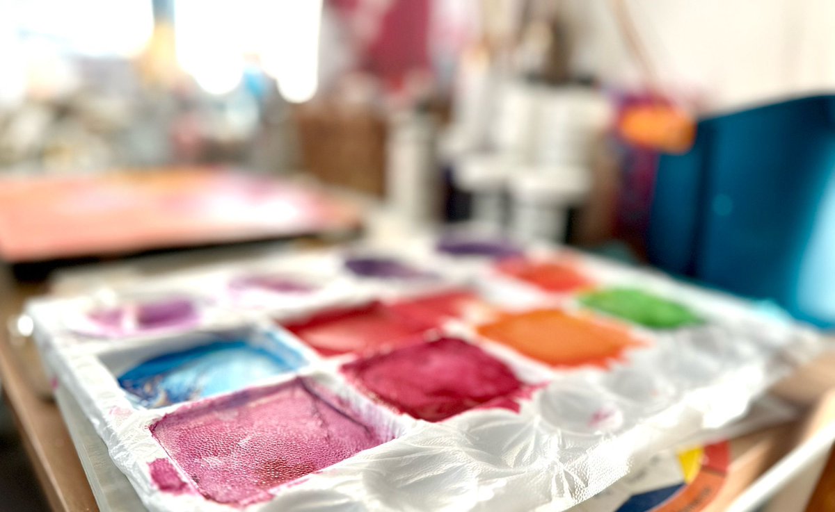 Artist tip: I really try to reuse the same palette as much as possible for the same painting. Why? This helps me match colors that I previously used when I need to go back to do touch ups. 🎨👩🏻‍🎨
#paintingtips #artistguidance #paintpalette #paintingprotips