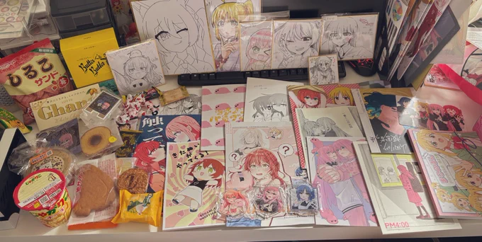 なんこーの戦利品と差し入れ!!!
改めまして来ていただいた方ありがとうございました🥰✨お目当ての色紙も手に入って大満足です✨ 