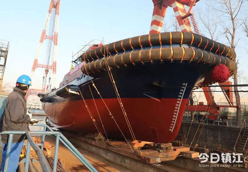 World's 1st high-power hydrogen-electric hybrid fully revolving tugboat launched in China on Jan 18,