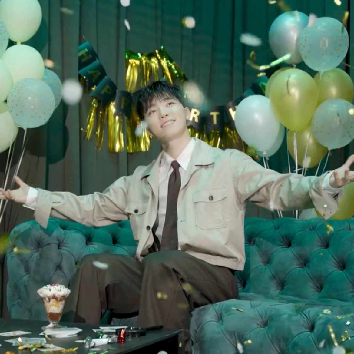 이형사 잠복근무 중 파트너인 젅형사랑 멀리서 눈마주치고 시그널 주고 받으심 둘다 속으로 과하다 과해 생각하는 중 도토리 키 재기인데...
-찭아 파티를 아주 그냥 즐기던데?
-형이 더 그래 보여...
선배들 눈에는 그냥 둘다 똑같음 막내들이 또 쿵짝 잘맞게 잘 다녀왔나보구나